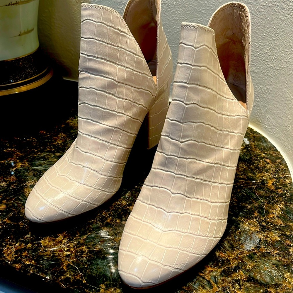 Steve Madden Rookie Embossed Leather Off White Booties Size 8.5 M Crocodile